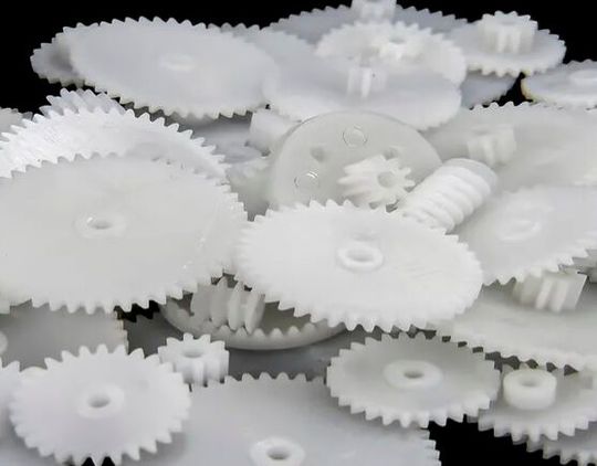 Die Rädchen im Getriebe der deutschen Kunststoffverarbeitung sind ziemlich durcheinander, weshalb die Geschäfte mehr und mehr ins Stocken geraten. Hier eine Marktanalyse des Geschehens.(Bild:  Heckenschober)