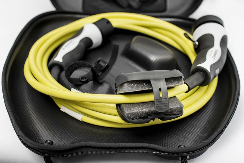 Eine simply clevere Idee gibt es auch dieses Mal: einen Ladekabelreiniger. (Bild: Skoda)