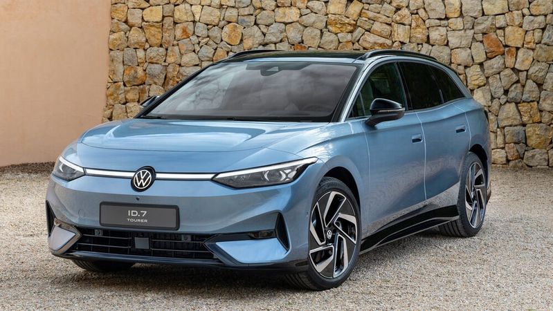 Von vorne ist der Touring der ID-7-Limousine wie aus dem Gesicht geschnitten.(Bild:  VW)