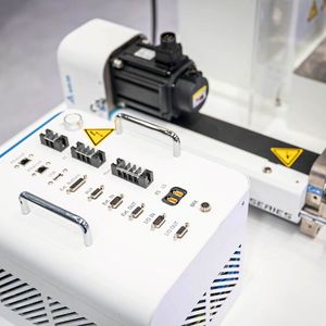 The movement of the servo press is carried out via a backlash-free ball screw with an integrated servo motor.(Image: Delta Electronics)