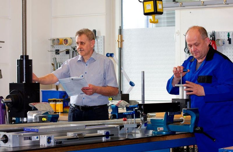 ANT-Fertigungsleiter Adam Szczecina (li.): „Das neue Schnellhubgetriebe NG1/2/3 bietet eine mechanische Alternative für hochdynamische Positionier- und Handhabungsaufgaben, die bislang als Domäne der Servohydraulik galten“. (ANT Antriebstechnik)