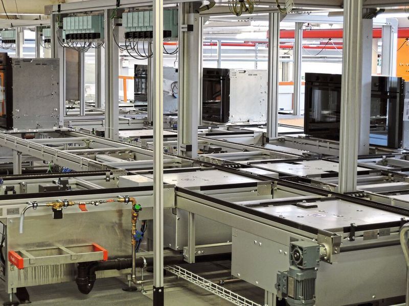 Bei seiner Backofenlinie setzt der Schweizer Haushaltsgerätehersteller V-Zug auf ein modulares Transfersystem von Schnaithmann, das sich flexibel anpassen und erweitern lässt.  (Schnaithmann)