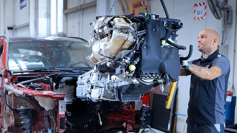 Powerteile. Komplette Komponenten für effiziente Reparaturen, Motoren, Getriebe oder Türen als Komplettteile vereinfachen Beschaffung und Reparaturablauf.   (Bild: Ingolf Pompe Photography https://www.ingolfpompe.net/ Auftraggeber: 	Mercedes-Benz Used Parts GmbH, Neuhausen)