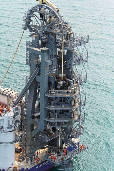 Mit Hilfe eines hohen Stahlturms werden Pipelines und Leitungen in bis zu 3.000 m Meerestiefe verlegt. (Imeca)