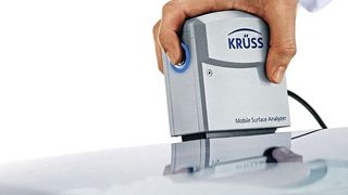 Bei diesem mobilen Messgerät werden mit einem Klick zwei Testflüssigkeiten vollautomatisch parallel dosiert und alle Kontaktwinkel gleichzeitig analysiert. Dies ermöglicht fundierte Aussagen über die Benetzbarkeit durch wässrige oder organische Flüssigkeiten.  (Krüss)