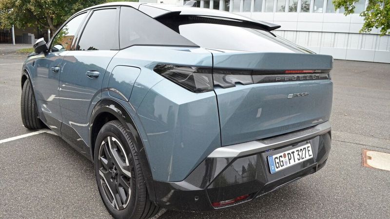 Auch die Heckansicht wirkt nicht besonders freundschaftlich, stützt aber den stimmigen Gesamteindruck von maschineller Heißblütigkeit. (Bild: Rehberg / VCG)