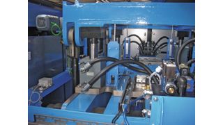 Bild 3: Hydraulische Blockzylinder verfahren die Druckplatte, die den Druckraum verschließt und die Bohrungen für die Zuführung des Wirkmediums enthält.  (Bild: FF Fluidforming)