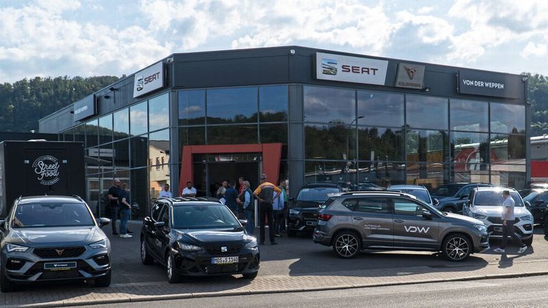 Der Seat- und Cupra-Standort in Mosbach, ehemals das Auto Zentrum Odenwald, ist inzwischen Teil der Autohausgruppe von der Weppen.(Bild:  Von der Weppen)