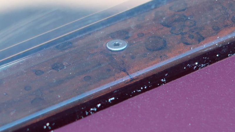 Torx-Schrauben kennt man seit den Siebzigerjahren. Sie wurden entwickelt, um hohe Drehmomente zu übertragen. In den Holzleisten der Türinnenverkleidungen eines Röhr Junior Cabriolets aus dem Jahr 1934 sind sie deplatziert. (Bild: Peter Diehl)