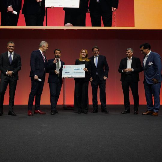 Die irmos technologies AG hat die Swiss Innovation Challenge 2023 gewonnen (von links nach rechts): Beat Röthlisberger, BLKB, Moderator Rainer Maria Salzgeber, Panagiotis und Anastasiia Martakis, irmos technologies, Bundesrat Albert Rösti, Arie Verkuil, FHNW, Wirtschaftskammerdirektor Christoph Buser.(Bild:  SIC)