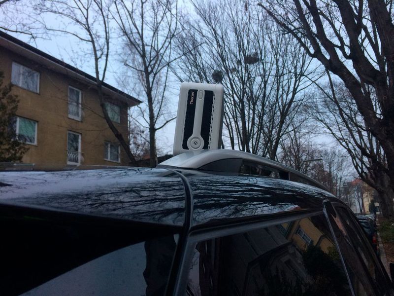 9. Versehentlich abgefahren: Folgendes Missgeschick passierte einer Kundin eines IT-Betreuers, der mittlerweile auch an unserem Partnerprogramm teilnimmt: Die Kundin löschte versehentlich Daten von ihrem NAS-System. Im Gegensatz zu manch anderen Fällen reagierte der EDV-Dienstleister richtig und wies die Kundin an das NAS sofort vom Strom zu nehmen. Am selben Nachmittag noch machte er sich gleich auf den Weg zur Kundin um die NAS zu uns ins Labor zu fahren. Um das Auto wieder aufsperren zu können, stellte er das NAS kurz auf dem Autodach ab. Unglücklicherweise erhielt er nach dem Aufsperren einen Anruf, der ihm fast eine Viertelstunde kostete. In Gedanken noch beim Telefonat stieg er nach dem Auflegen sofort ins Auto und fuhr los. Das NAS fiel dabei natürlich vom Dach und so kam zu den gelöschten Daten noch ein Sturzschaden hinzu. Da wir trotzdem noch alle Daten rekonstruieren konnten, gewannen wir den Pechvogel auch gleich als neuen Datenrettungs-Partner. (Attingo Datenrettung)