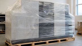 Das Bild könnte ab nächsten Sommer für Mehrkosten in Unternehmen stehen. Denn die Regierungsfraktionen wollen im Juli eine neue Steuer auf Kunststoffverpackungen einführen. Man macht wenig Hehl daraus, dass es vor allem um Mehreinnahmen geht ... (Bild: KI-generiert)