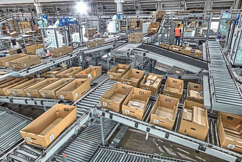 Im zentralen Ersatzteillager von Miele übernimmt eine umfangreiche Behälterfördertechnik die intralogistischen Transporte der Kleineteile vom Wareneingang bis zum Versand. (Bild: Gebhardt Fördertechnik)