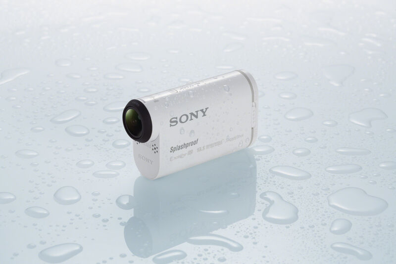 Die Action Cam HDR-AS100V verfügt über ein Zeiss-Tessar-Objektiv mit 170-Grad-Sicht, einen CMOS-Sensor mit 18,9 Megapixel Auflösung und einen Bildprozessor, der Aufnahmen in Full-HD ermöglicht. Die Kamera kann einfach montiert und per Fernbedienung gesteuert werden, sie kostet 299 Euro (UVP). (Bild: Sony)
