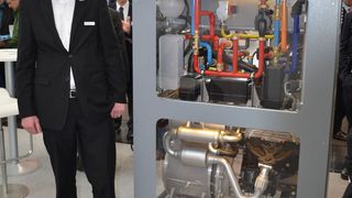 „Ein normaler Verbrennungsofen erzeugt aus dem zugeführten Gas nur Wärme. Das Zuhausekraftwerk macht auch noch Öko-Strom daraus“, so Dirk Ohle. (Bild: Schönrock)