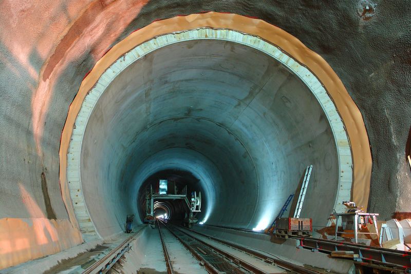 Nach über 20 Jahren Planungs- und Bauzeit wird in der Schweiz die Fertigstellung des Gotthard-Basistunnels gefeiert – der längste Eisenbahntunnels der Welt. Jede Menge Technik sorgt für einen reibungslosen Schienenverkehr. So wird beispielsweise Messtechnik von Endress + Hauser für die Tunnel-Entwässerung eingesetzt. (AlpTransit Gotthard AG)