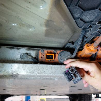 Auch bei verunfallten Fahrzeugen, bei denen das 12-Volt-System nicht mehr funktioniert, lässt sich die Hochvoltbatterie über ihren eigenen Diagnoseanschluss auslesen. (Bild: Rosenow – VCG)