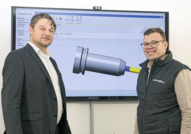 Moritz Panthel (rechts), Werkzeugverantwortlicher bei Strunk, sieht sich in der Partnerschaft mit Haimer (vertreten durch den zuständigen Technischen Verkaufsrepräsentanten Benjamin Dombrowe) bestätigt: «Für ein solches umfangreiches Projekt braucht man verlässliche Partner wie Haimer. Ob für das Voreinstellgerät ‹Microset UNO automatic drive›, die Software ‹WinTool› oder das Ausgabesystem ‹Toolbase›, wir haben stets schnelle und effektive Unterstützung bekommen.» (Bild: Haimer)