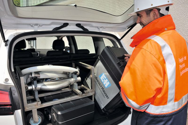 Service zum optimalen Zeitpunkt verbindet die Kalibrierung mit eventuell anfallenden Justagen oder Reparaturen vor Ort. (Endress+Hauser)