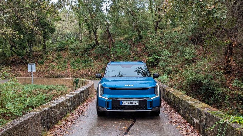 Mit fast 2,3 Metern Breite (inklusive Spiegel) ist auf schmalen Straßen vorausschauende Fahrweise gefragt. (Bild: Rosenow – VCG)