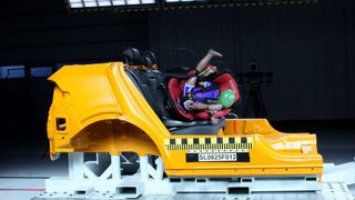 Verschiedene Kindersitz-Modelle aus chinesischer Produktion bergen Gefahren, da sich die Schale von der Basis lösen kann. (Bild: ADAC Test und Technik)