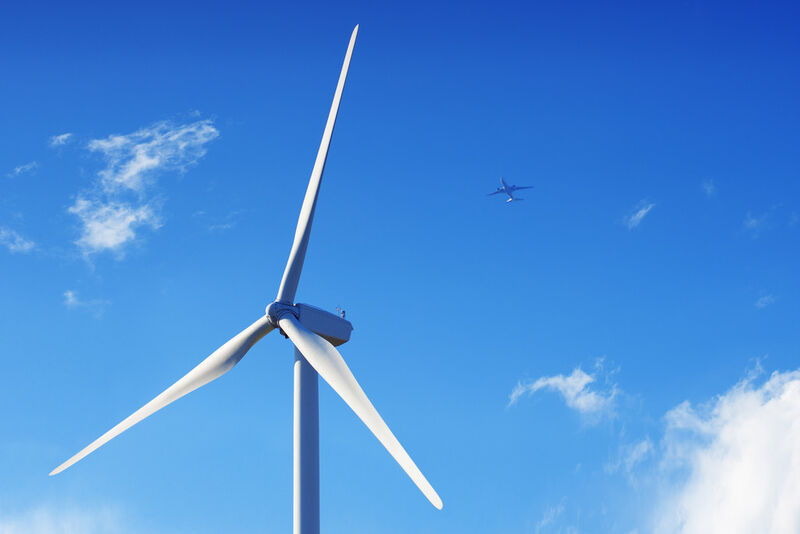 Wegen vermeintlicher Einwirkungen auf die Flugsicherheit konnten viele Windenergieprojekte nicht umsetzt werden. Allerdings sind die Einwirkungen fragwürdigt, wie eine Studie feststellt. (Bild: © EMT - Fotolia.com)