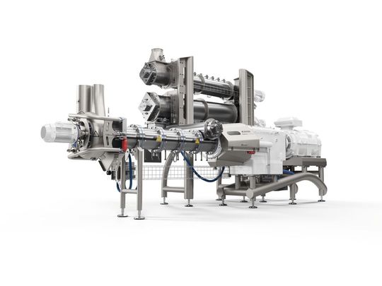 Die Anlage ist auf kurze und effiziente Reinigungsprozesse ausgelegt. Der höhergelegte Unterbau schafft mehr Bodenfreiheit. Die Hydraulikbox wurde vom Unterbau an die Seite des Extruders integriert. Das erlaubt einen direkten Zugang mit den Reinigungsgeräten.(Bild:  Bühler)