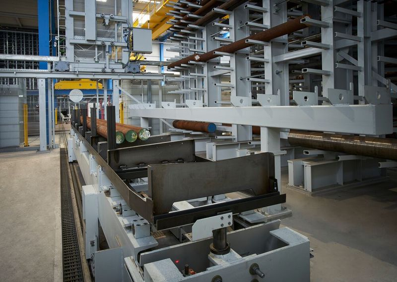 Hier sieht man, wie das Kasto-Sägezentrum durch einen verfahrenden Längswagen mit speziellen Sägekassetten vom Unicompact-Lager mit Material versorgt wird, was bei Hagelauer Dewald viel Zeit und Personalaufwand spart. (Bild: Kasto)