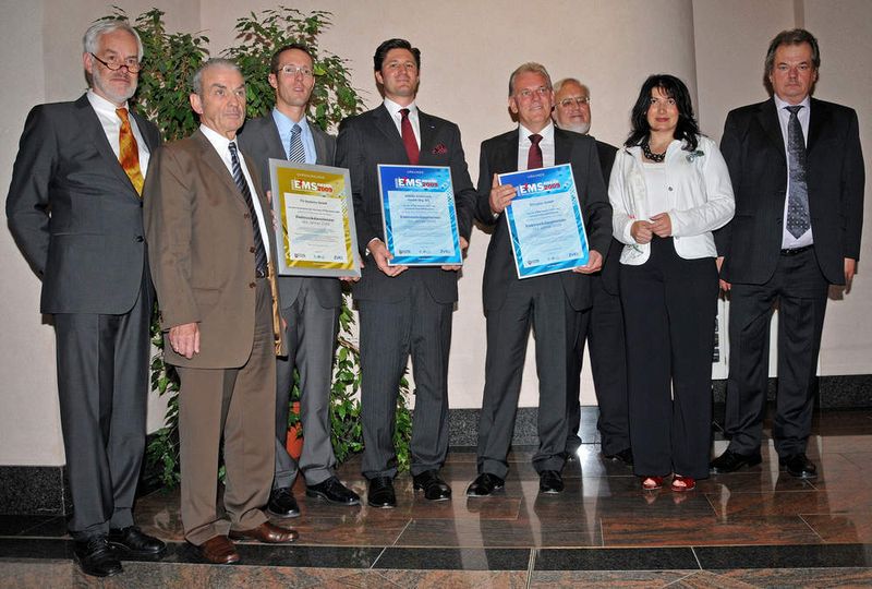 Die Preisträger des EMS-Award und die Juroren (v.l.n.r.): Wolfgang Schruttke, MBtech Consulting, Georg Höller, ZVEI ECS, Christian Stangl, TQ-Systems, Dr. Maximilian Seidel, SEIDEL Elektronik, Michael Pawellek, Eltroplan, Heinz Schmid, Schmid & Wolff Management Consultants, Claudia Mallok, ELEKTRONIKPRAXIS, Dr. Stephan Weyhe, FED. Auf dem Foto fehlt Andreas Zwißler, KATHREIN Sachsen. (Archiv: Vogel Business Media)