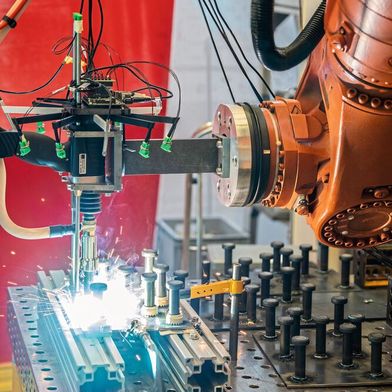 Versuchsaufbau mit robotergeführter Bolzenschweißanlage und ringförmig angeordnetem Mikrofonarray. So können die charakteristische Prozessakustik erfasst und Trainingsdaten für die KI-gestützte Qualitätsbewertung gewonnen werden.  (Bild: Fraunhofer IDMT)