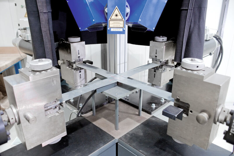 Bild 2: Biaxialer Prüfstand: Zwei individuell regelbare Prüfachsen, die im 90°-Winkel zueinander stehen, untersuchen mit einer Achskraft von je 100 kN das genaue Fließverhalten von Flachproben unter mehrachsiger Spannungsbelastung. (Bild: Thyssen-Krupp Steel Europe)