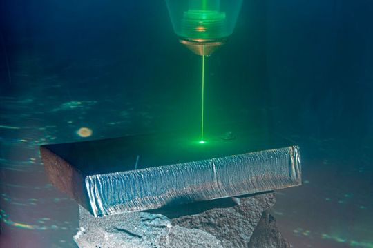 Laserschneiden unter Wasser? Das geht! Und zwar mit einem besonders kurzwelligen grünen Laser. Er soll später im Meer Metallstrukturen zerteilen. Das Fraunhofer IWS hat daran geforscht und ein Lasersystem entwickelt, das bereits im Labor funktioniert. Hier mehr dazu...(Bild:  Fraunhofer IWS)