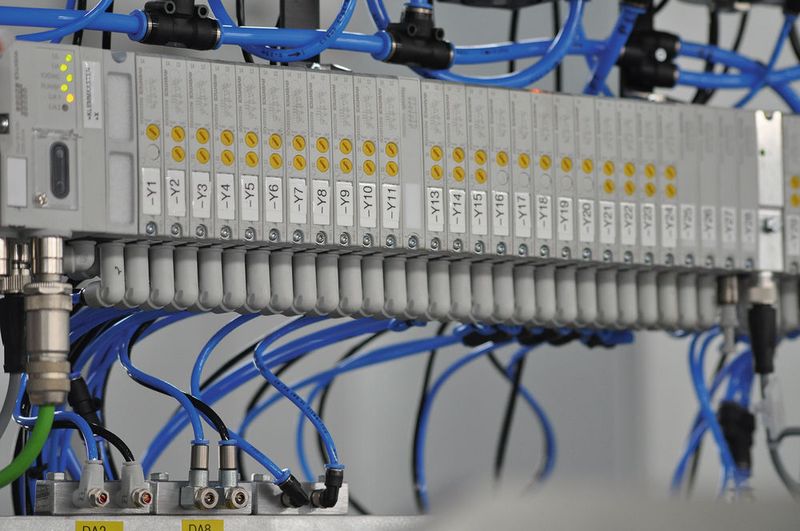 Der automatische Wendewickler erlaubt eine zentral eingebaute Pneumatik, in deren Mittelpunkt das Aventics-Ventilsystem AV03 steht. Dessen diagonale Ventilschieber-Anordnung erlaubt einen kompakteren Ventilkörper als üblich. Zur Anbindung an die Steuerung des Wendewicklers setzt Sander das Echtzeit-Ethernet-fähige Profinet IO ein. (Bild: Aventics)