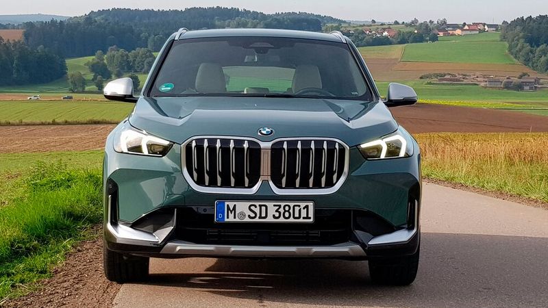 Aus dem BMW-Werk in Regensburg rollen zum Start je zwei Diesel- und Benziner-Varianten vom Band. (Bild: Autoren-Union Mobilität / Frank Wald)