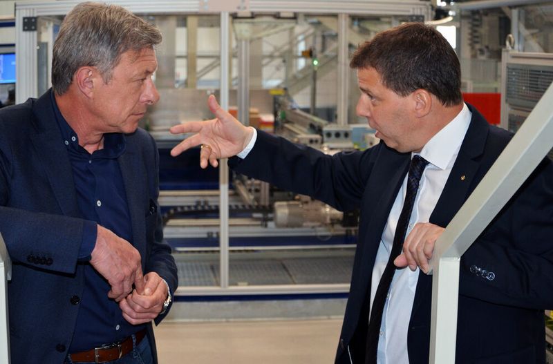 Auf Augenhöhe: Seit 20 Jahren arbeiten Ulrich Schlosser (l.) und Bernhard Thallinger zusammen. Witron ist dabei nicht nur Generalunternehmer, sondern steuert und optimiert auch die Prozesse im Zentrallager. (Witron)