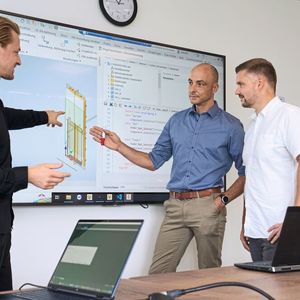 Daniel Krämer (Teledoor), Mario Behrens und Florian Steinhorst (Cideon) werfen einen Blick auf eine Produktkonstruktion im Konfigurator.(Bild:  Cideon)