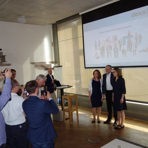 Die neue Vertriebsleitung (l.) Stefanie Gundlach und Judith Öchsner, mit Hans-Jürgen Schneider, dexxIT.(Bild: IT-BUSINESS)