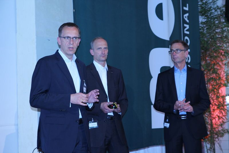 Horst W. Garbrecht, Vorstandsvorsitzender von Metabo, Dr. Andreas Siemer, Direktor Produktmanagment und Training, sowie Volker Siegle, Direktor Produktentstehung und Qualität (v. li.), stellten die neue Winkelschleifer-Generation vor. (Bild: Kroh)