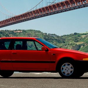 Keil mit Klappscheinwerfern für den US-Markt, auf dem er aber nie verkauft wurde: Der vor 40 Jahren vorgestellte Volvo 480 ES.(Bild:  Volvo)