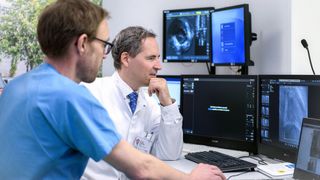 Prof. Dr. Daniel Sedding (re.) und Dr. Alexander Vogt (li.) während eines Tele-Konsils im Rahmen des TIME-Projekts (Bild: Univeristätsmedizin Halle)