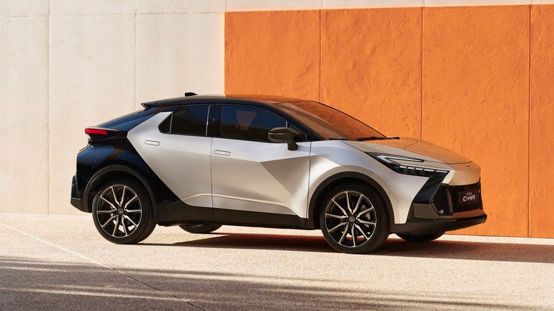 Die Sonderedition GR Sport-Premiere-Edition verfügt über GR Styling-Details, darunter ein G-Mesh-Muster für den Kühlergrill, 20-Zoll-Leichtmetallfelgen, GR-Schriftzüge sowie Sportsitze. Standardfarbe des Sondermodells ist Cosmic Silber in einer neuen Zweifarb-Ausführung, bei der sich das Schwarz des Kontrastdachs bis zum Fahrzeugheck fortsetzt. (Bild: Toyota )