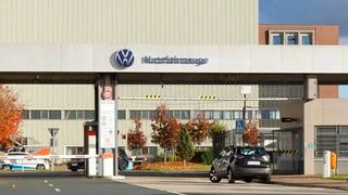 Dunkle Zukunft! Bei der letzten außerordentlichen Betriebsversammlung aufgrund der Sparpläne der VW-Entscheider, kam heraus, dass man noch nicht weiß, was nach 2030 im Werk Hannover wirtschalftlich hergestellt werden kann ... (Bild: F. Schreiber)