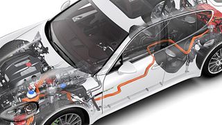 Viele Automobilhersteller nennen die Zulieferer ihrer Hybridmodelle nicht – stellen aber deren Techniken in ihren eigenen Fahrzeugen vor. Beim Porsche Panamera S E-Hybrid gelang ein Blick hinter den Vorhang. (Foto: Porsche)