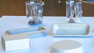 Nachhaltige, im Faserguss- und Tiefziehverfahren hergestellte Packmittel aus Moorpflanzen (Bild: © Fraunhofer IVV)