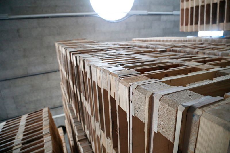 Réserve de palettes et de fûts. (JR Gonthier)