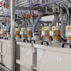 Vorratsbehälter für die Badflüssigkeiten der Band-Durchlaufanlage