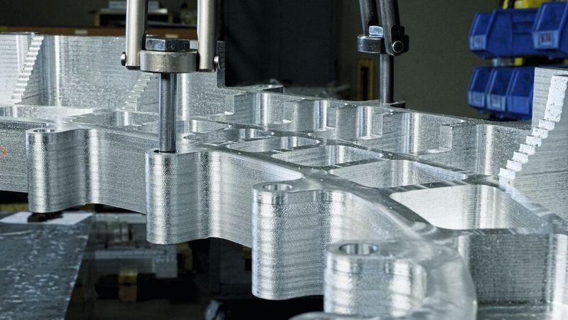 Präzisionsarbeit an einer monolithischen Aluminiumstruktur: Notthoff Engineering setzt bei komplexen Luftfahrtbauteilen auf die Hochgeschwindigkeitsbearbeitung mit Starrag Ecospeed.(Bild:  Starrag)
