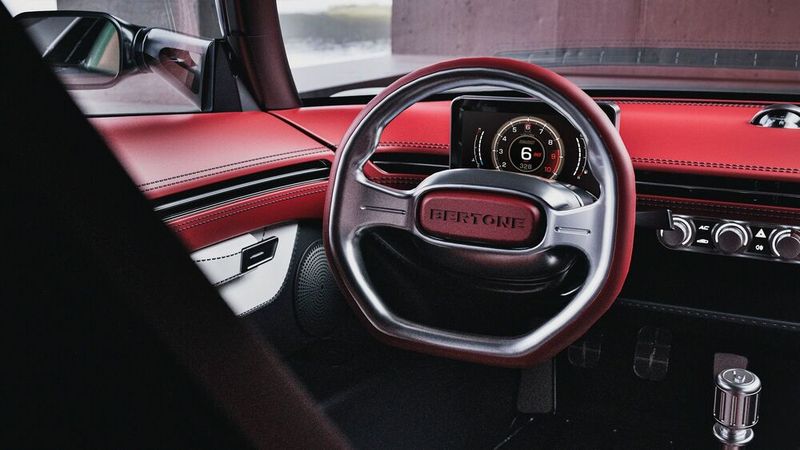 ertone setzt auf Reduktion statt Bildschirmflut: Ein zentral platzierter digitaler Drehzahlmesser, ein nautischer Kompass, freiliegende Mechanik und ein klassischer Kulissenschalthebel prägen das Ambiente. (Bild: Bertone)