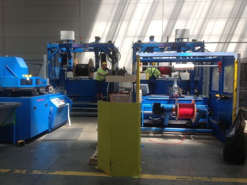 Die Autolog-Anlage bestehend aus Umrol 1250 mit Folienabwickler für das Einwickeln der Kabeltrommel und Ringrol 800 mit Abbindegerät (nicht abgebildet). (Bild: Kabelmat)