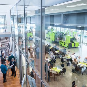 Allein im letzten Jahr, so Engel, haben es sich gut 900 Gäste nicht nehmen lassen, die diversen Veranstaltungsangebote zu nutzen, die man im Engel-Technologieforum Stuttgart offeriert.